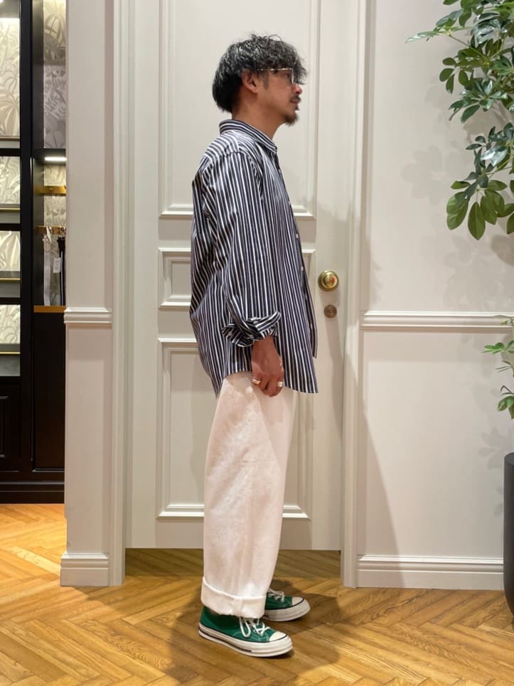 鶴田大士さんの「DRESSTERIOR｜THOMAS MASON ストライプシャツ」を使ったコーディネート