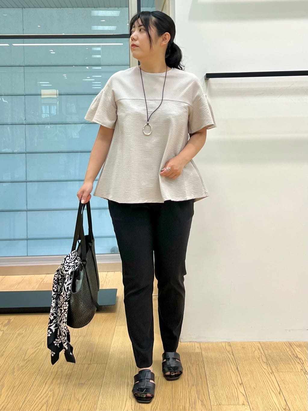 shimaさんの「INDIVI｜【90cm四方】ボタニカル柄大判スカーフ」を使ったコーディネート