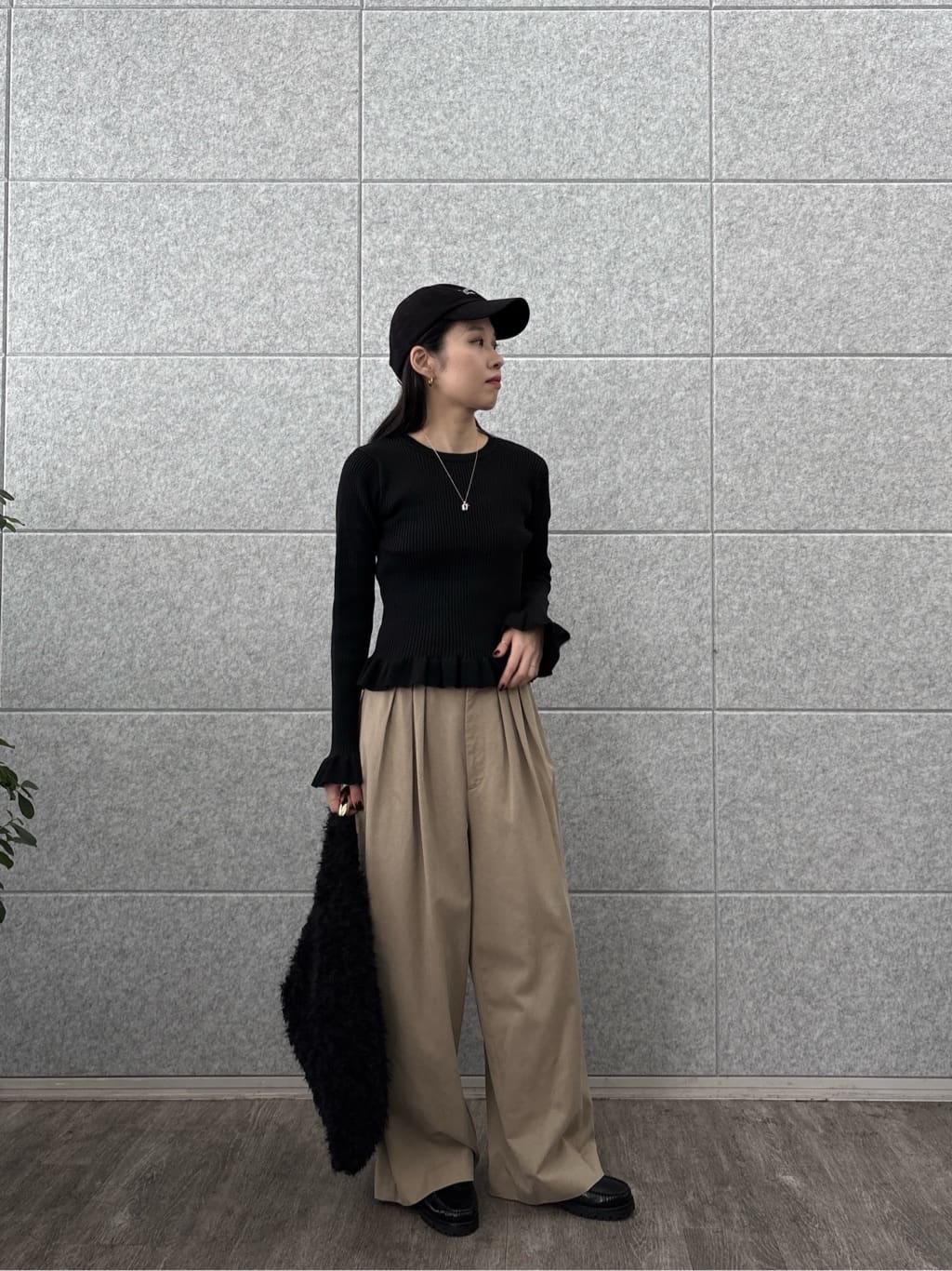 ひなさんの「INDIVI｜【LE VERNIS】メタルハンドルトートバッグ」を使ったコーディネート