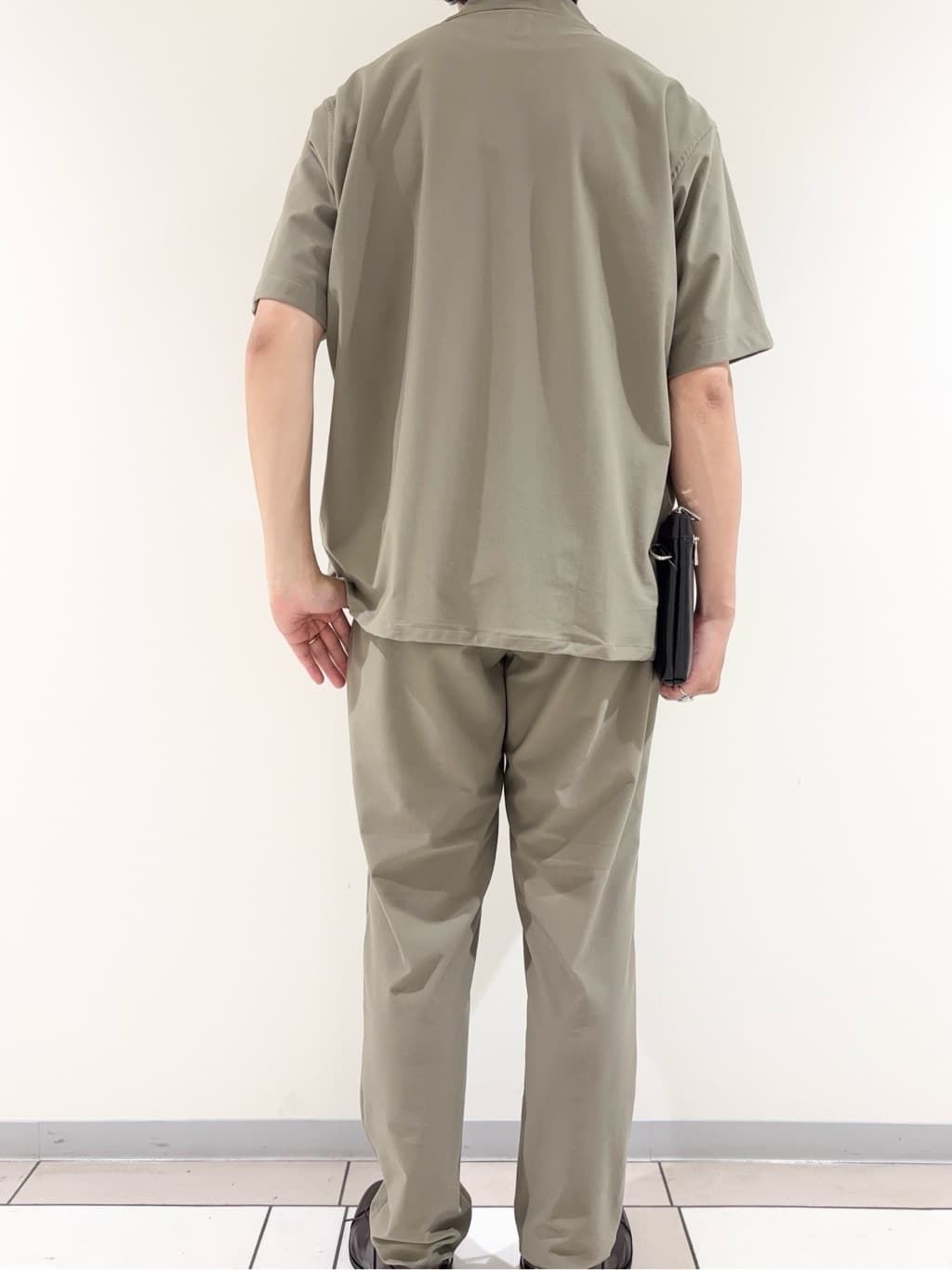 及川さんの「TAKEO KIKUCHI｜【COOL CITY WEAR】エアートール オープンカラーシャツ /接触冷感・通気性」を使ったコーディネート