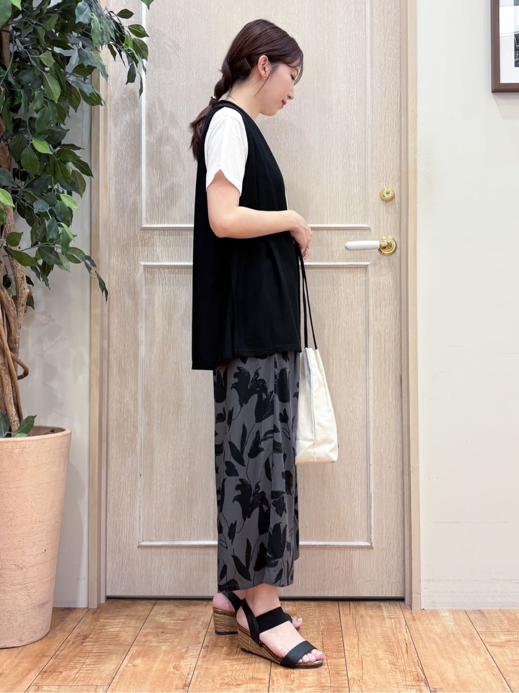 なみさんの「SHOO･LA･RUE｜【2点セット】着回しいろいろ ジレ＋ロゴTシャツ」を使ったコーディネート