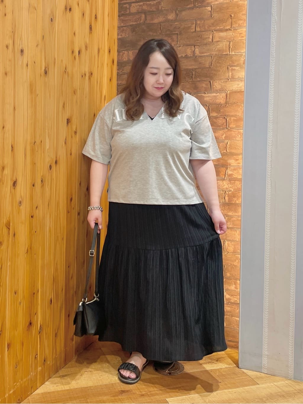 Risaさんの「SHOO･LA･RUE｜【洗える】Vネックですっきり見え ロゴトップス」を使ったコーディネート