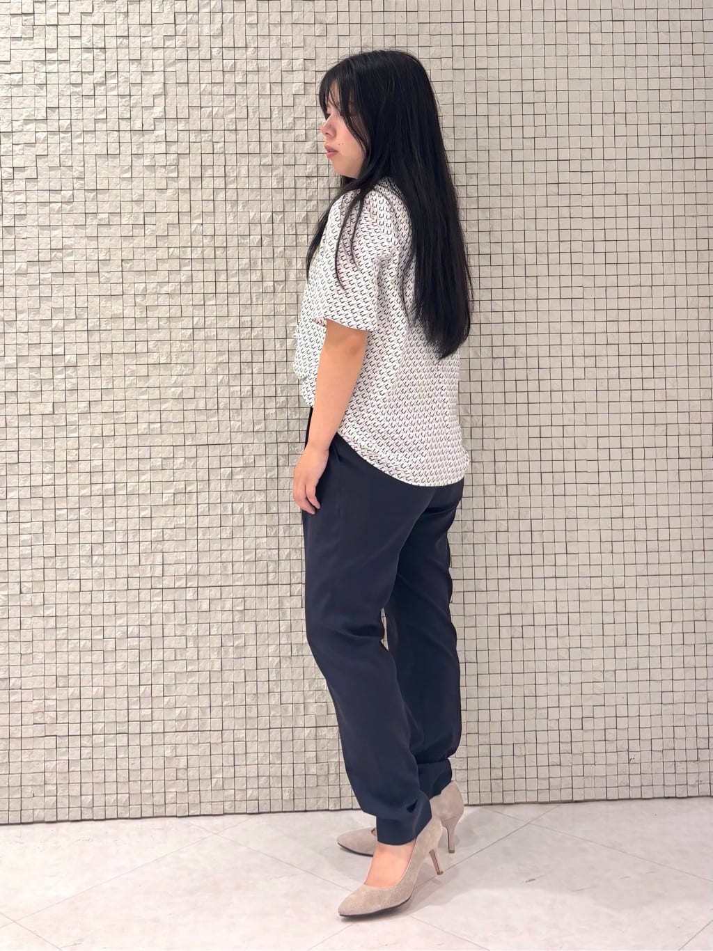 MEGUMIさんの「INDIVI｜【パンツ人気1位／褒められパンツ／洗える】ウエストゴムタックテーパードパンツ」を使ったコーディネート