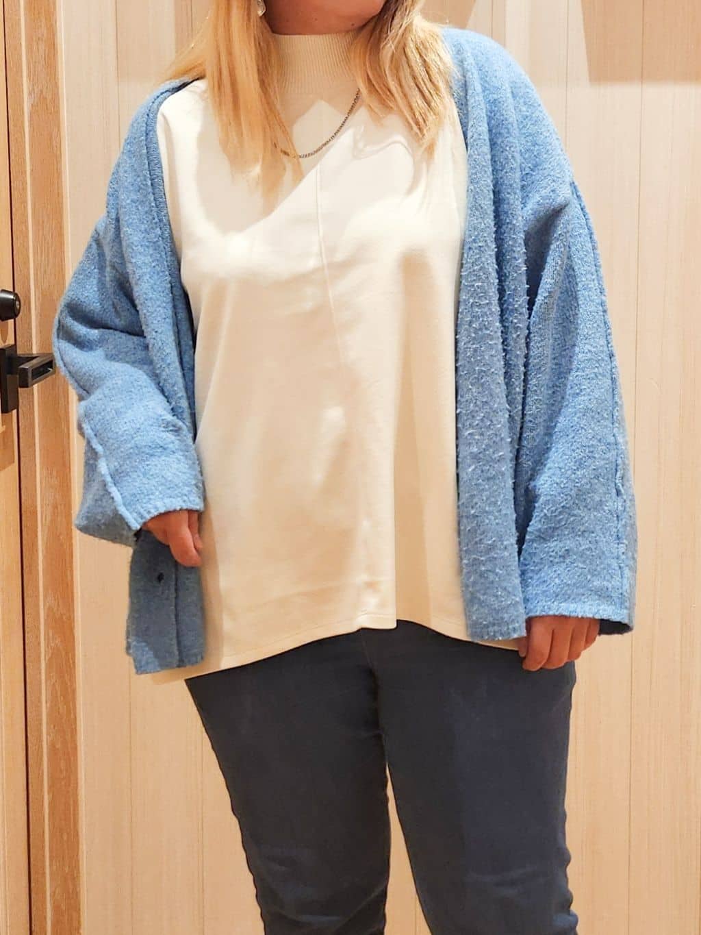 れーやんさんの「SHOO･LA･RUE｜【洗濯機可】ふわっと軽く羽織れる オーバーサイズカーディガン」を使ったコーディネート