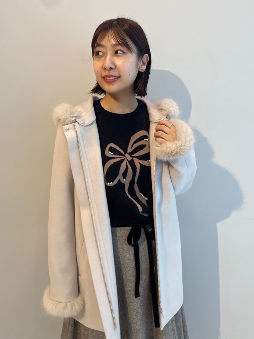 abeさんの「Couture brooch｜【大人可愛い・フード取り外し可能】フードフェイクファー ハーフ丈コート」を使ったコーディネート