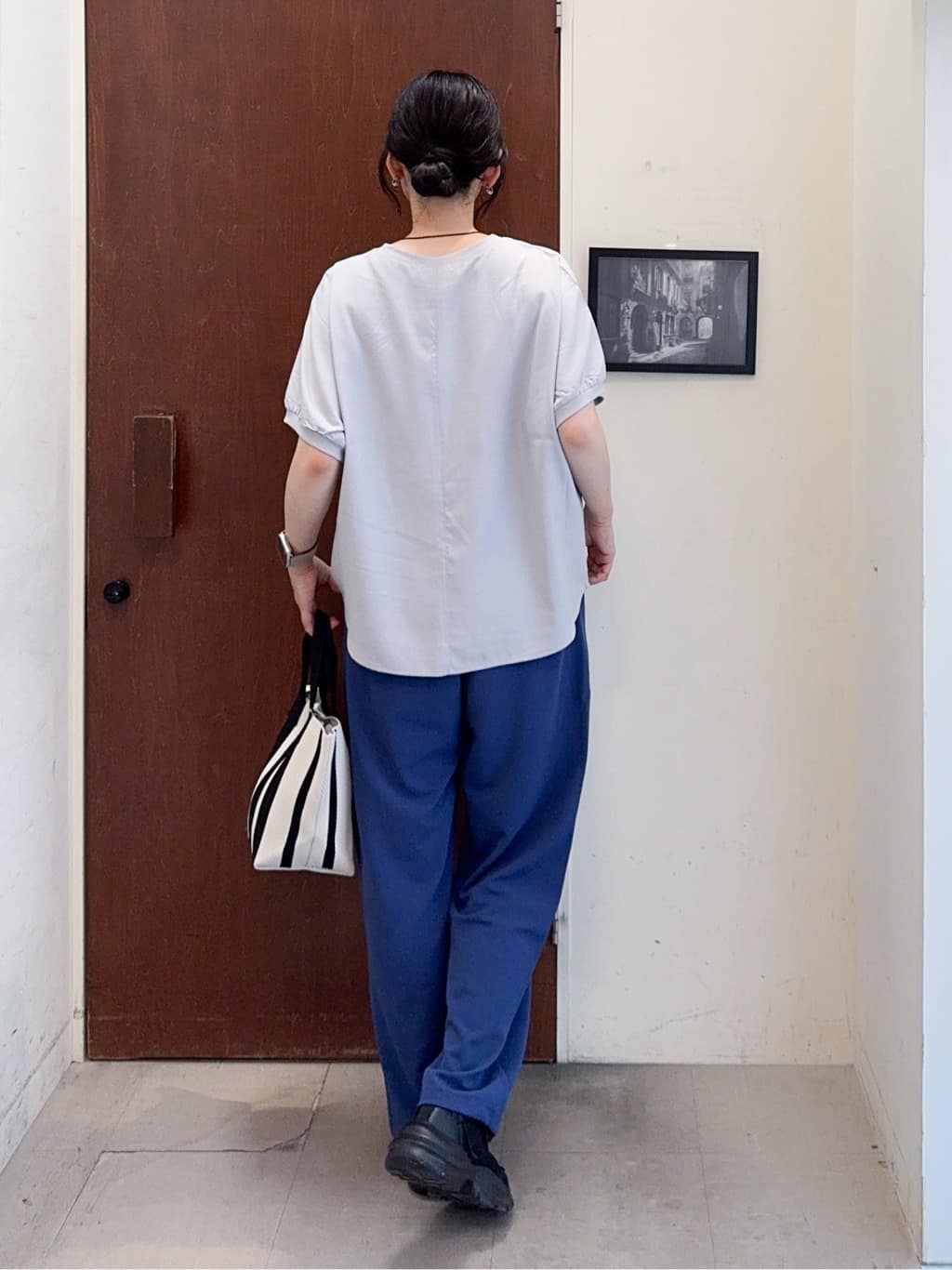 𝐇𝐢𝐫𝐨𝐦𝐢さんの「SHOO･LA･RUE｜【ひんやり/洗濯後しわになりにくい】リブ切り替えドルマンブラウス」を使ったコーディネート