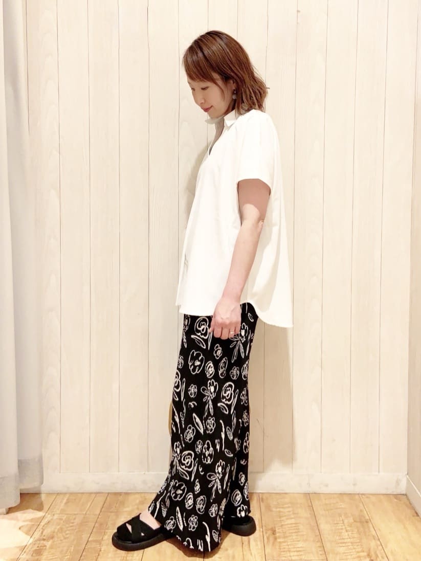 あいこさんの「SHOO･LA･RUE｜【洗える/S-LL/プチプラ】さらっとすっきりきれい見え スキッパーブラウス」を使ったコーディネート