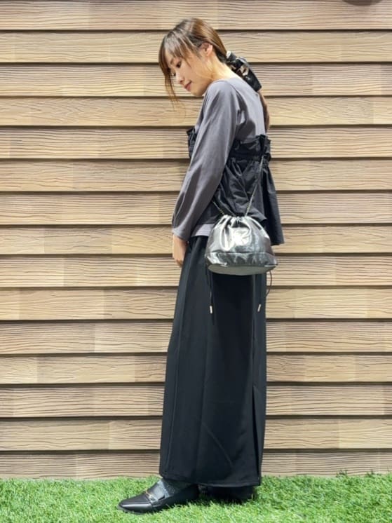 himiさんの「SHOO･LA･RUE｜【洗濯機可/S-LL】1枚で華やか フリルドッキングトップス」を使ったコーディネート