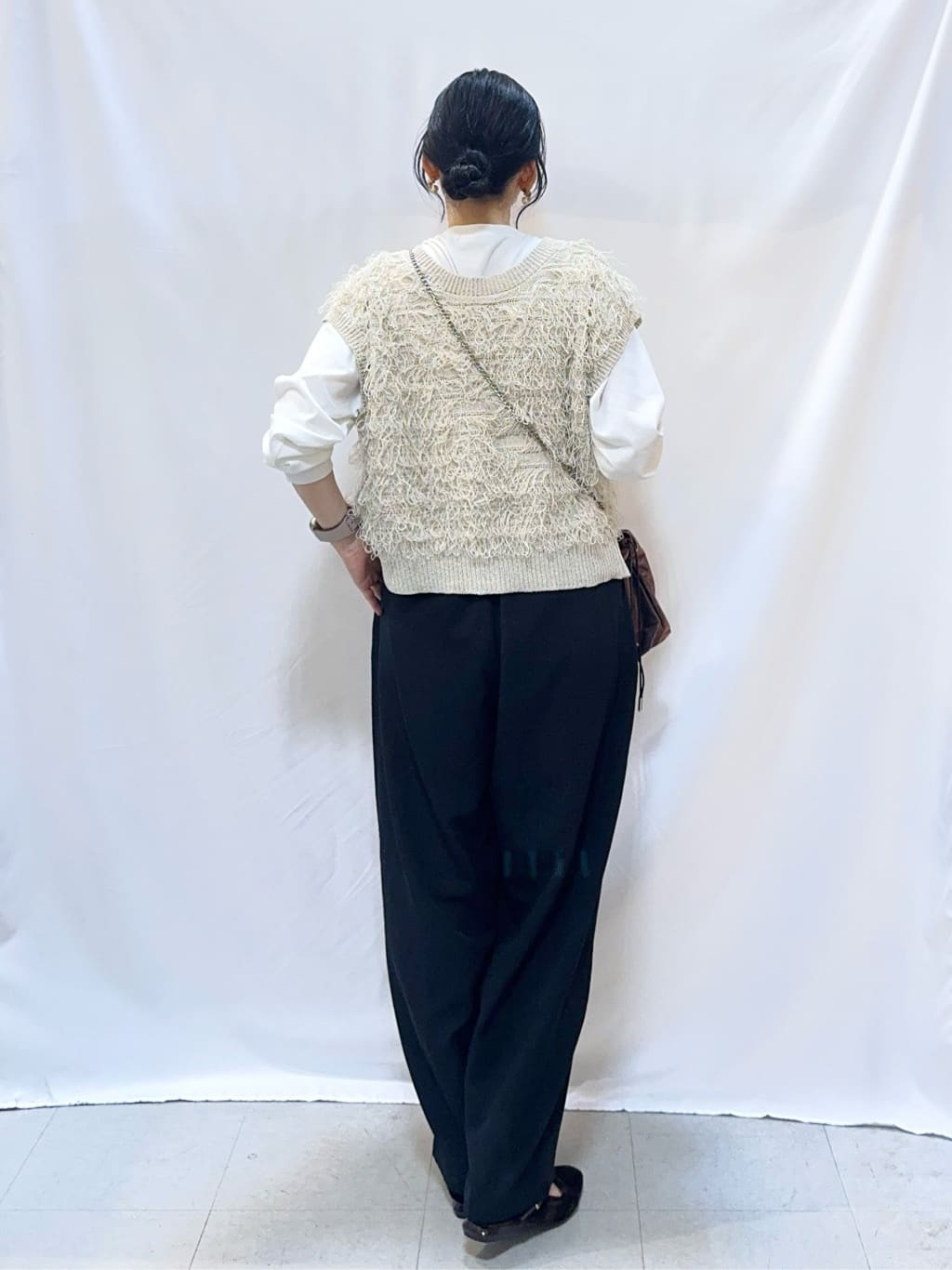𝐇𝐢𝐫𝐨𝐦𝐢さんの「SHOO･LA･RUE｜【前後2WAY】着るだけで着映える ループヤーンベスト」を使ったコーディネート
