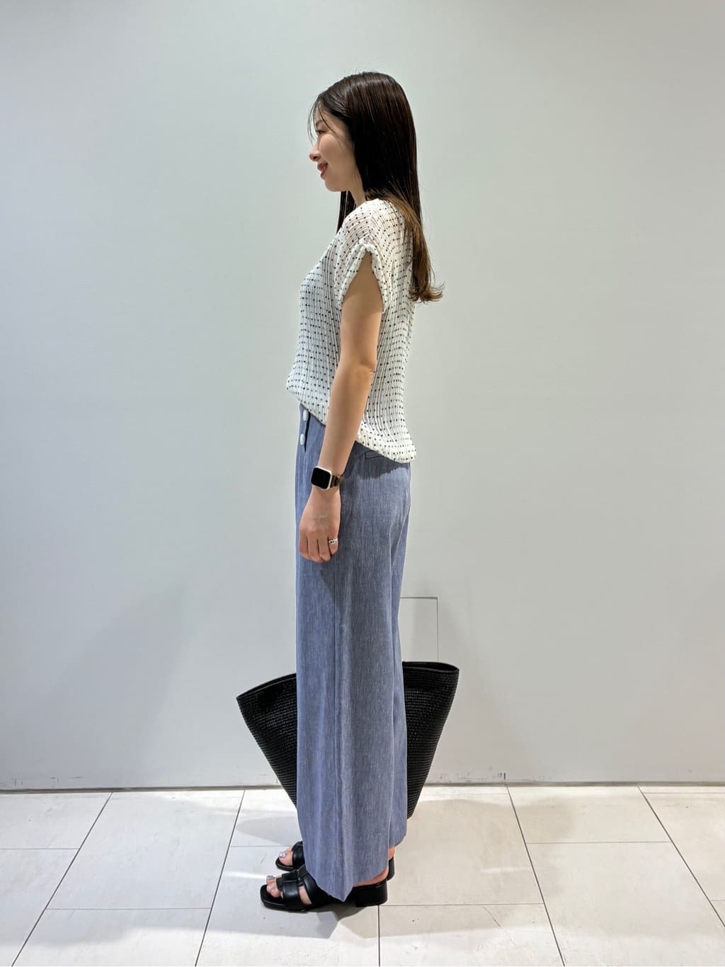 KAOさんの「INDIVI｜【デニムライク】マリンボタン リネン混ワイドパンツ」を使ったコーディネート