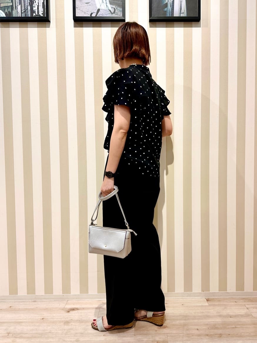 Hanさんの「SHOO･LA･RUE｜【無地/ドット柄】お袖フリルが華やぐ きれいめブラウス」を使ったコーディネート