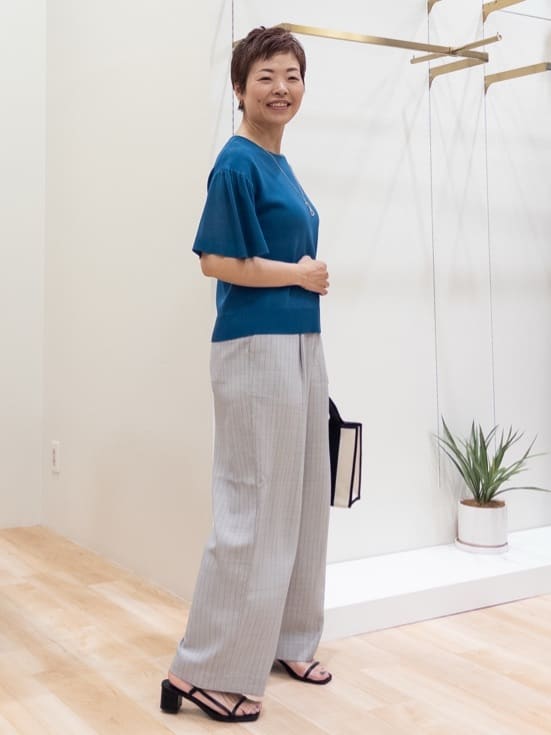 シュウコさんの「grove｜ロープベルトで差がつく 洗練リラックスパンツ」を使ったコーディネート