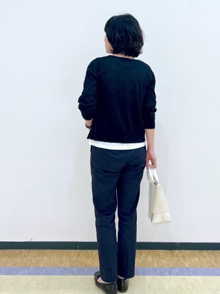 su.さんの「index｜《7色展開／XS-LLサイズ》ビジューボタンクルーネックカーディガン【洗濯機洗い可】」を使ったコーディネート