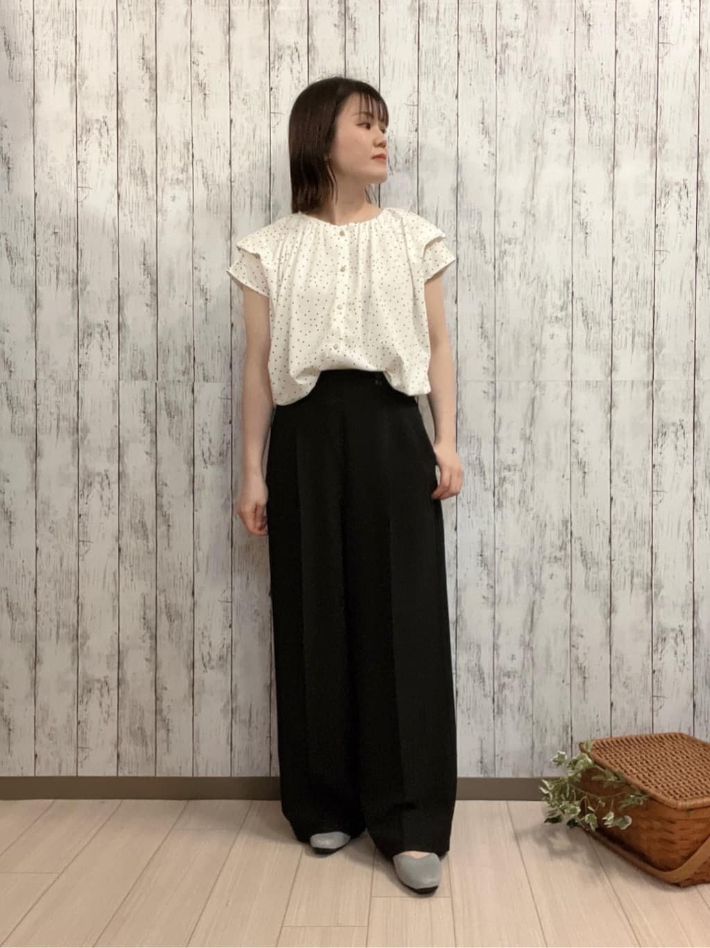 シカさんの「SHOO･LA･RUE｜【S-LL/ひんやり】きちんと見えで好印象 ドット柄デザイントップス」を使ったコーディネート