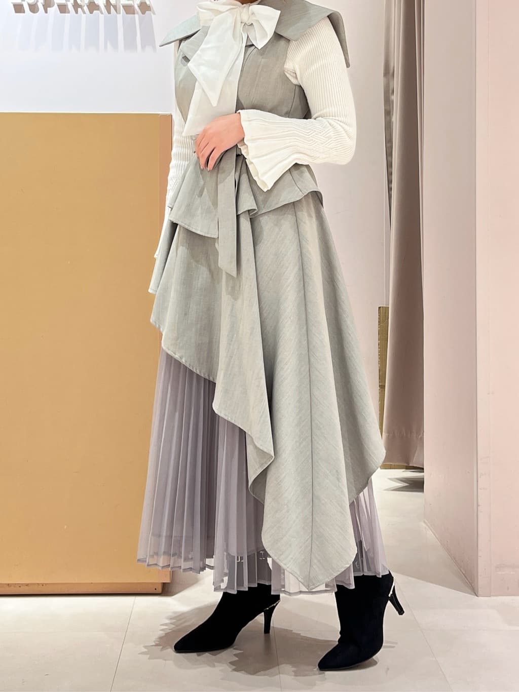 このかさんの「ESPERANZA｜ジュエルヒールショートブーツ」を使ったコーディネート