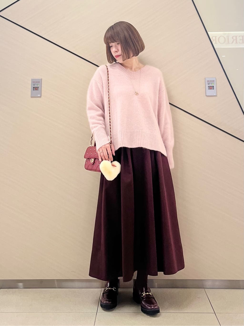 yahataさんの「DRESSTERIOR｜アルパカブレンドVネックニット」を使ったコーディネート