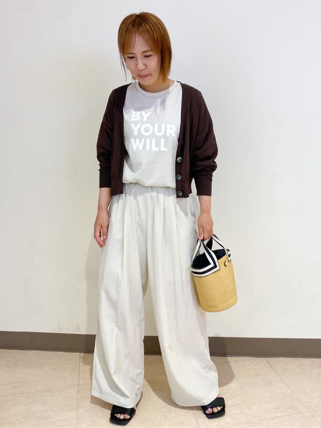 yosiさんの「OPAQUE.CLIP｜◆ロゴプリントTシャツ【洗濯機洗い可】」を使ったコーディネート
