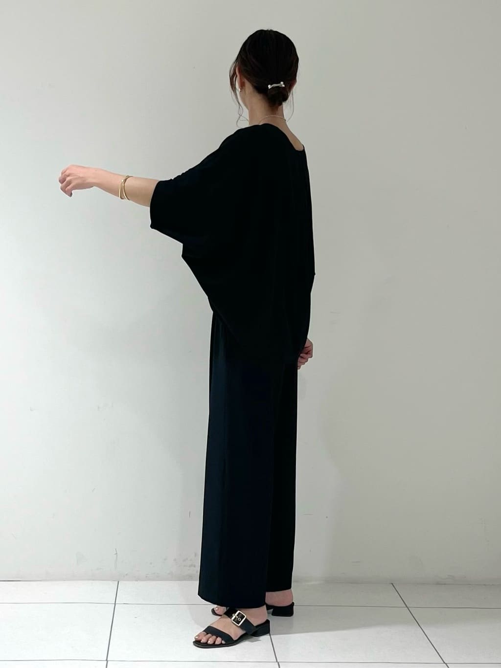 shioriさんの「INDIVI｜【体型カバー/SETUP可能】ジョーゼット　ドルマンブラウス」を使ったコーディネート