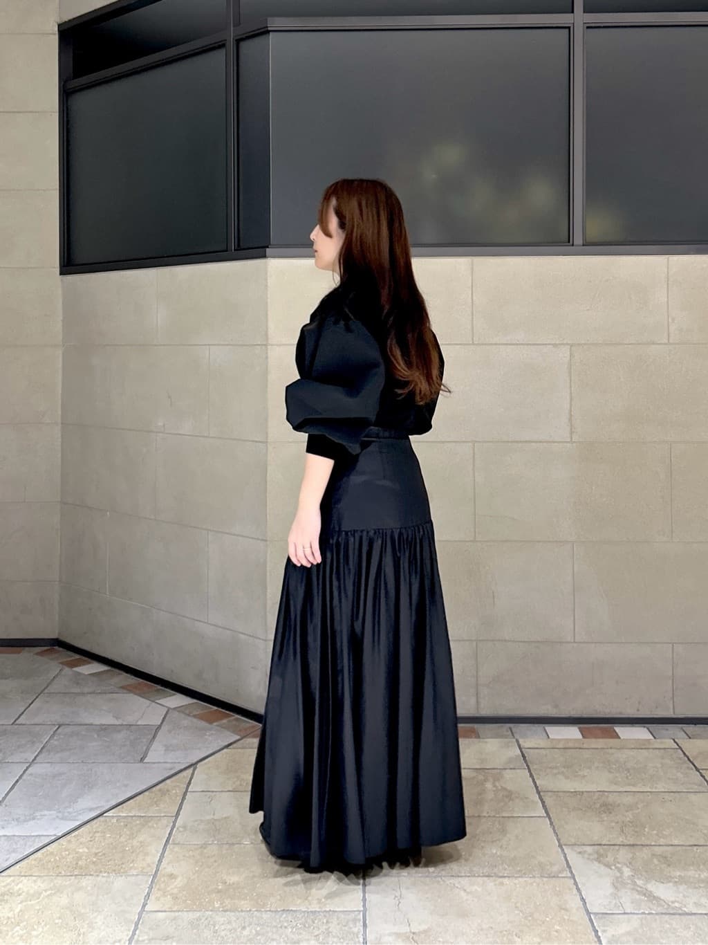 よねさんの「INDIVI｜レザーライクマキシスカート」を使ったコーディネート