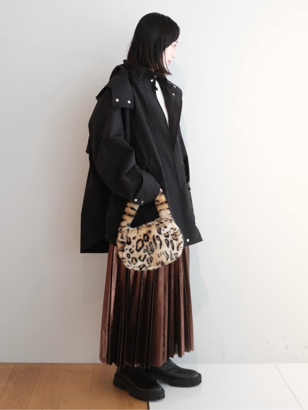 Kishimotoさんの「DRESSTERIOR｜アルパカブレンドVネックニット」を使ったコーディネート