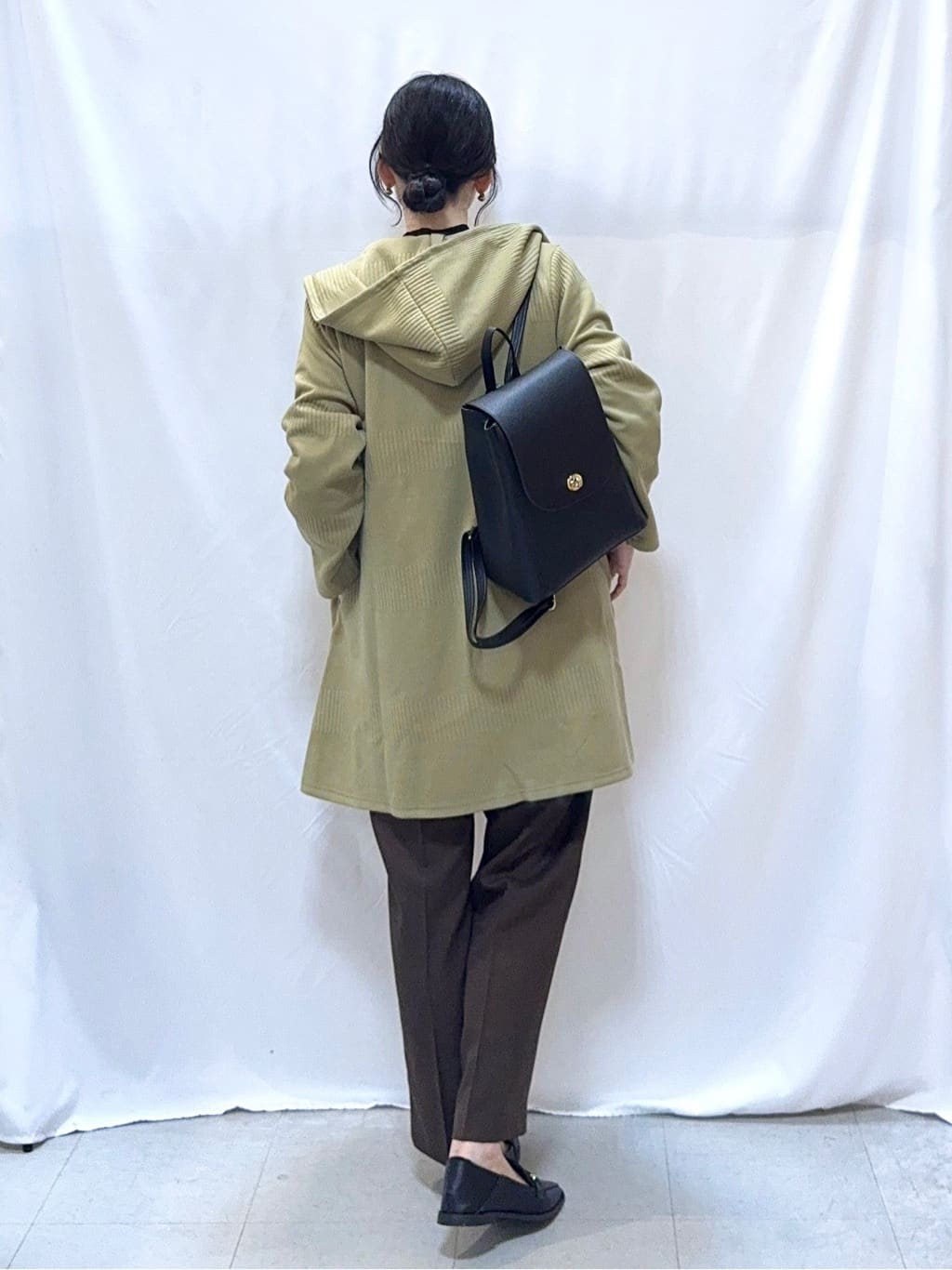 𝐇𝐢𝐫𝐨𝐦𝐢さんの「SHOO･LA･RUE｜【S-LL】ウエストリボンがアクセント ゆったりテーパードパンツ」を使ったコーディネート