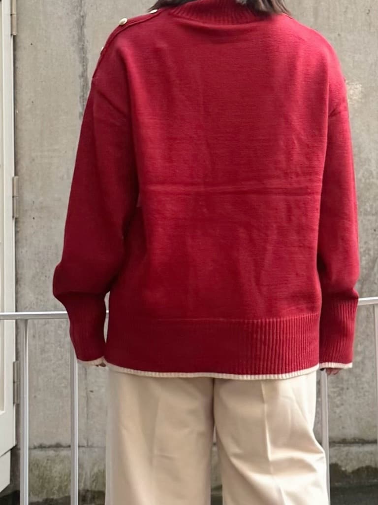 chさんの「THE SHOP TK｜【インしないで着られる】金ボタン ハイネックニット/毛玉になりにくい/静電気防止/洗濯機OK」を使ったコーディネート