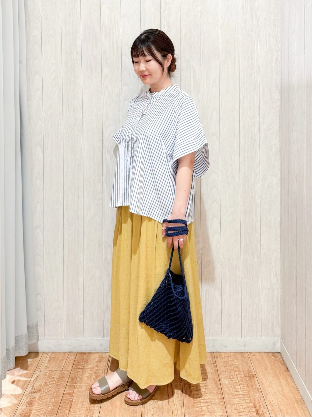 愛さんの「SHOO･LA･RUE｜きれいめカジュアルに ラメストライプ ポンチョ風シャツ」を使ったコーディネート