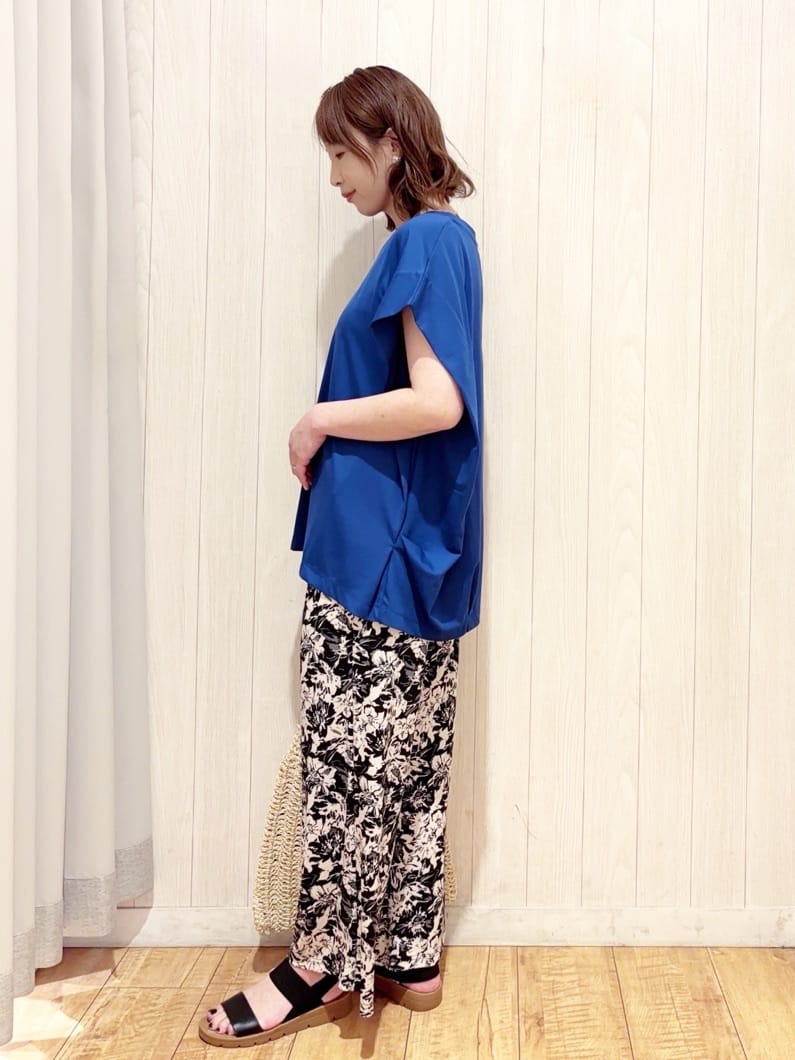 あいこさんの「SHOO･LA･RUE｜【S-LL/ひんやり/UV】二の腕をきれいにカバー ショルダータックトップス」を使ったコーディネート