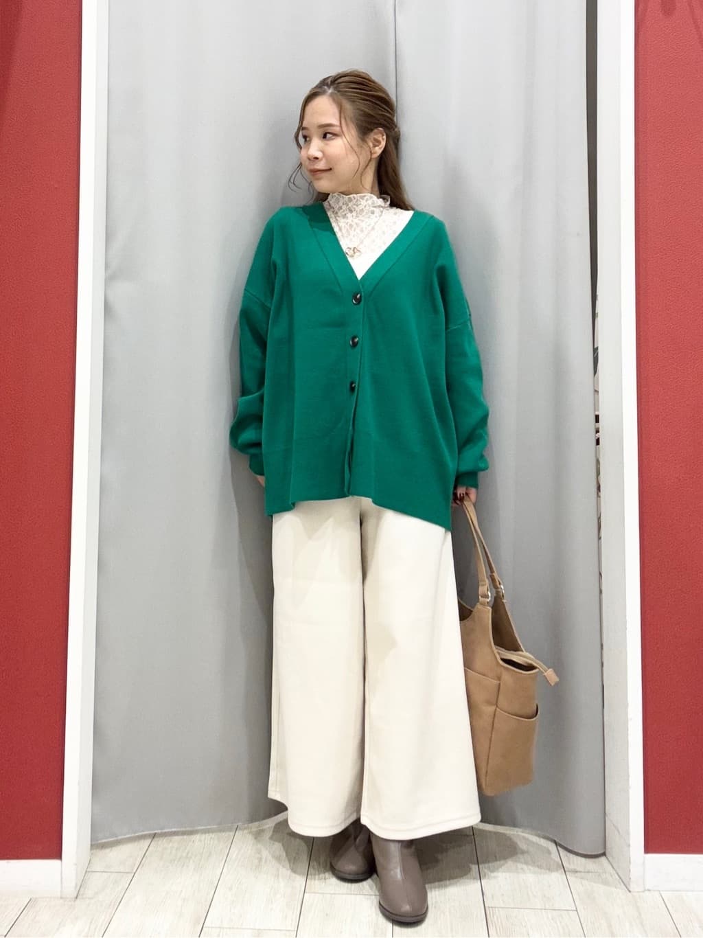 shioさんの「SHOO･LA･RUE｜【洗える/毛玉レス】表面がきれいなVネックカーディガン」を使ったコーディネート