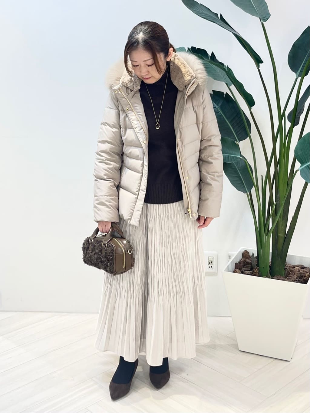 Tomoさんの「UNTITLED｜【名品／撥水／抗菌防臭】ショート丈リサイクルダウンコート」を使ったコーディネート