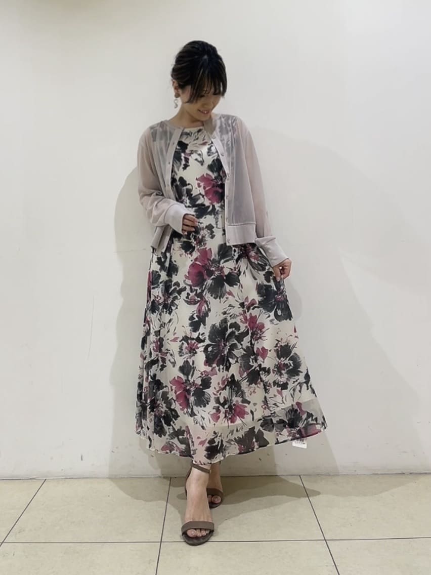 watanabeさんの「UNTITLED｜【シアー/エレガント/花柄/夏ワンピ】ペイントフラワーワンピース」を使ったコーディネート