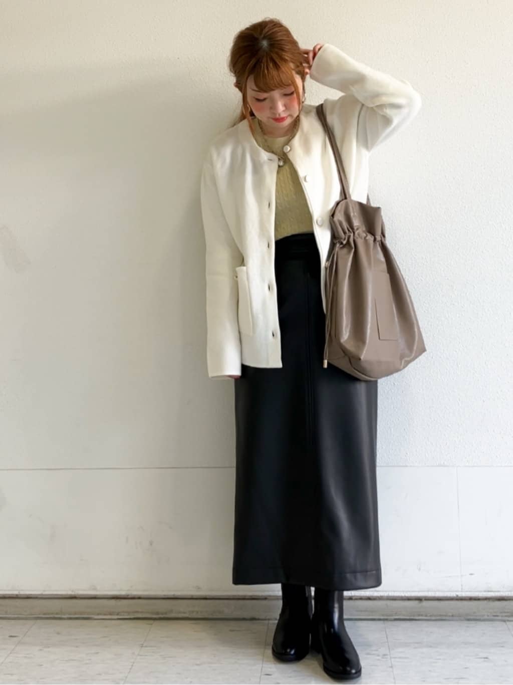 MIPPOさんの「index｜レザー調ストレッチAラインロングスカート【洗える】」を使ったコーディネート