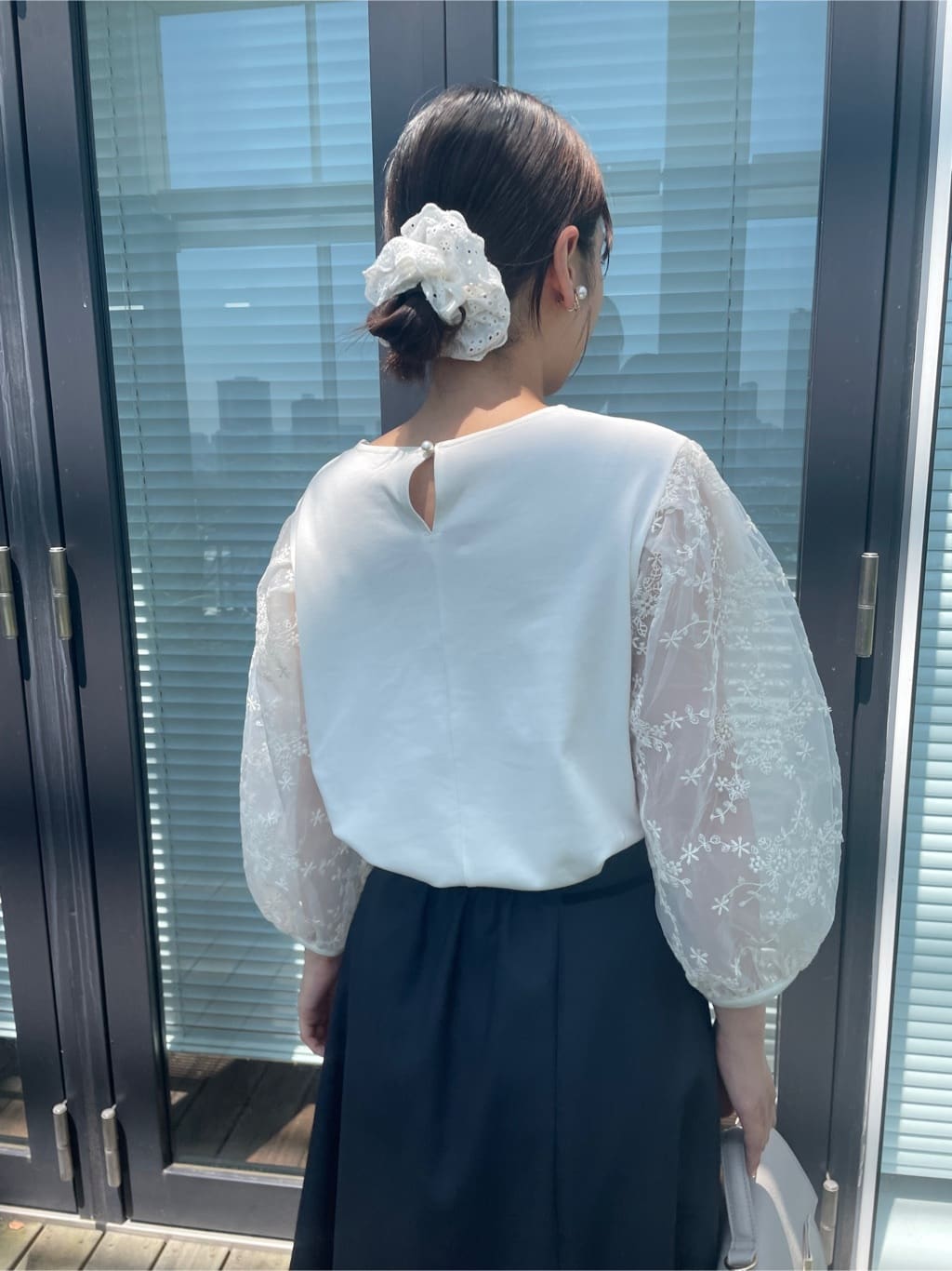 abeさんの「Couture brooch｜【接触冷感・UVカット・マシンウォッシャブル】袖レースドッキングカットソー」を使ったコーディネート
