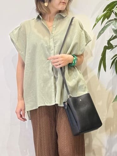 misakiさんの「SHOO･LA･RUE｜【S-LL】さらシャリコットン 上品なシアー感のデザインシャツ」を使ったコーディネート