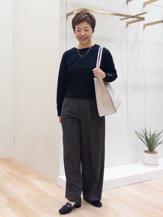 シュウコさんの「grove｜ON/OFF毎日使える！袖口ボタンドロップショルダーニット」を使ったコーディネート