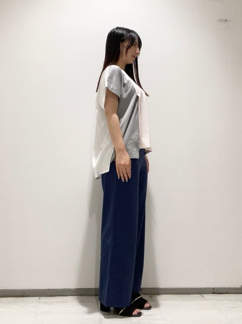 meiさんの「INDIVI｜【洗える／汗ジミ防止】バイカラー＆アシメヘム Tシャツ」を使ったコーディネート