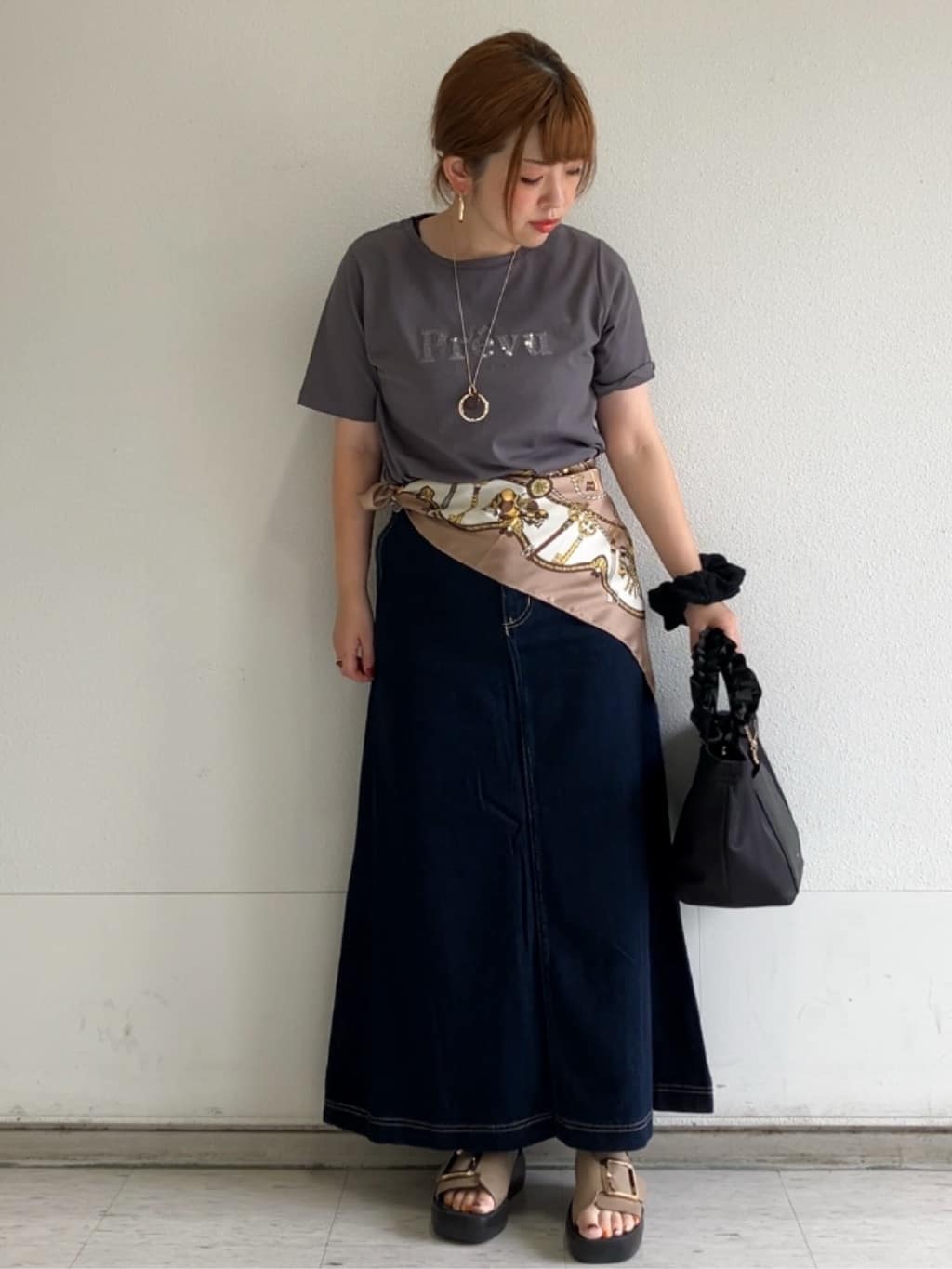 MIPPOさんの「index｜スパンコール刺繍ロゴTシャツ【洗濯機洗い可／接触冷感／UVケア】」を使ったコーディネート