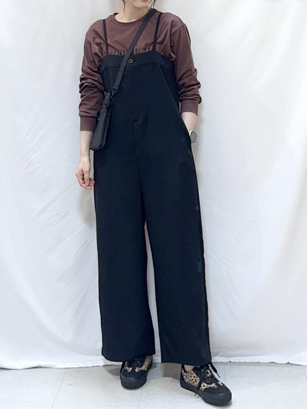 𝐇𝐢𝐫𝐨𝐦𝐢さんの「SHOO･LA･RUE｜【S-LL】大人カジュアルに ベアトップ風 キャミサロペット」を使ったコーディネート