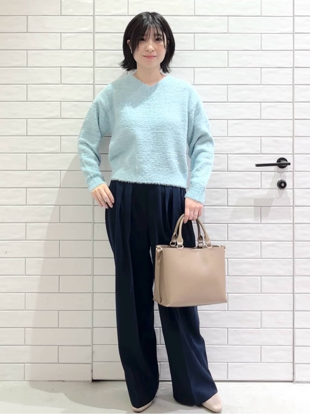 しおりさんの「OPAQUE.CLIP｜スパンコールフェザーVネックニット【洗濯機OK】」を使ったコーディネート