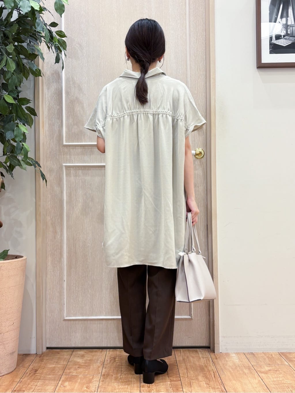 なみさんの「SHOO･LA･RUE｜【S-LL/体型カバー】さらりとしたタッチが心地よい バックギャザーブラウス」を使ったコーディネート