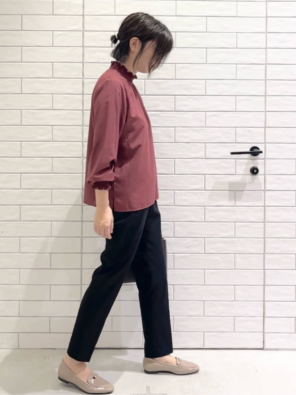 しおりさんの「OPAQUE.CLIP｜シャーリングハイネックブラウス【洗濯機OK】」を使ったコーディネート
