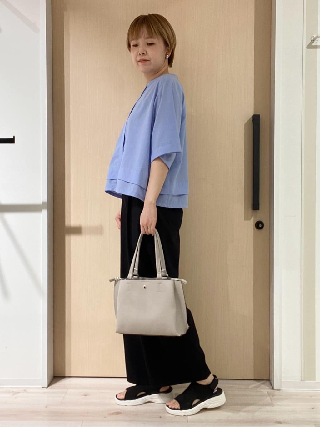 ひらしーさんの「SHOO･LA･RUE｜【洗濯後しわになりにくい/UV/吸水速乾】大人きれいな バンドカラーシャツ」を使ったコーディネート