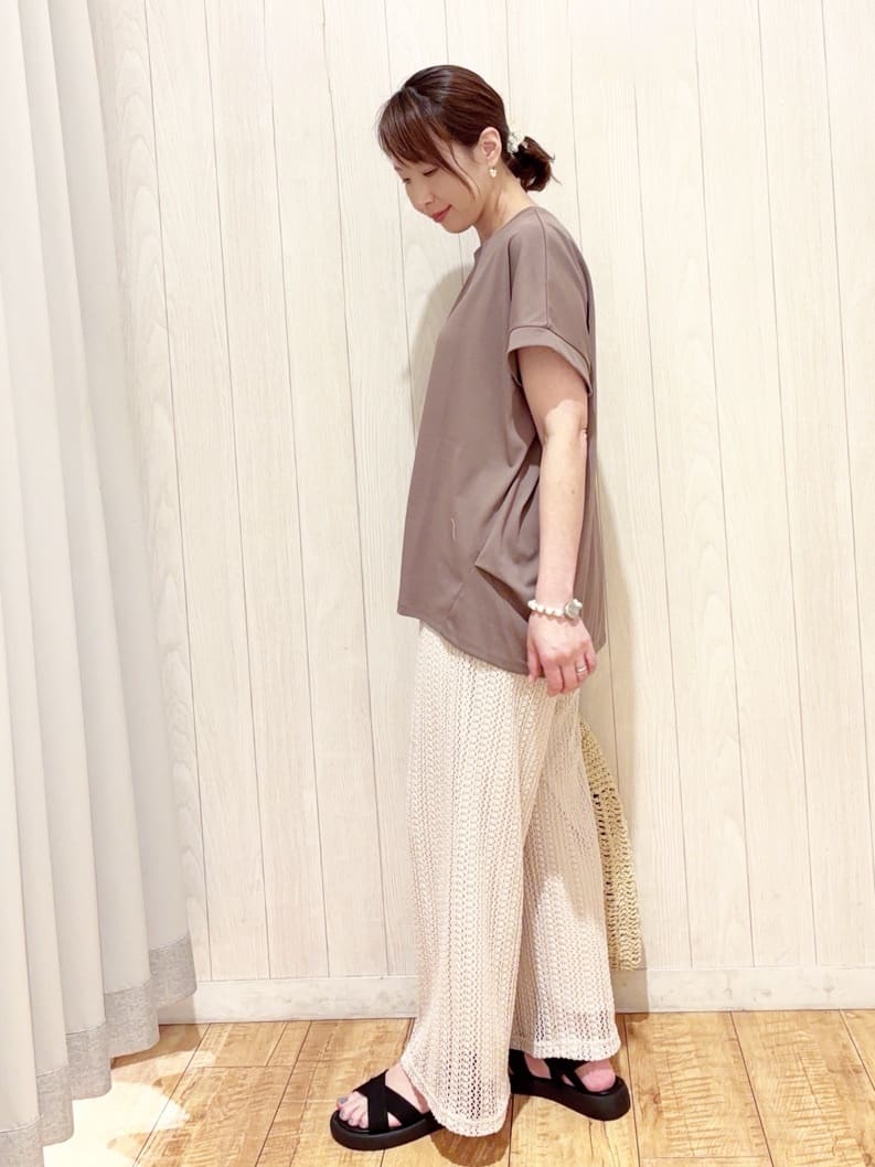 あいこさんの「SHOO･LA･RUE｜【S-LL/汗ジミ軽減/ひんやり/UV】体型カバーに タック入りドルマントップス」を使ったコーディネート