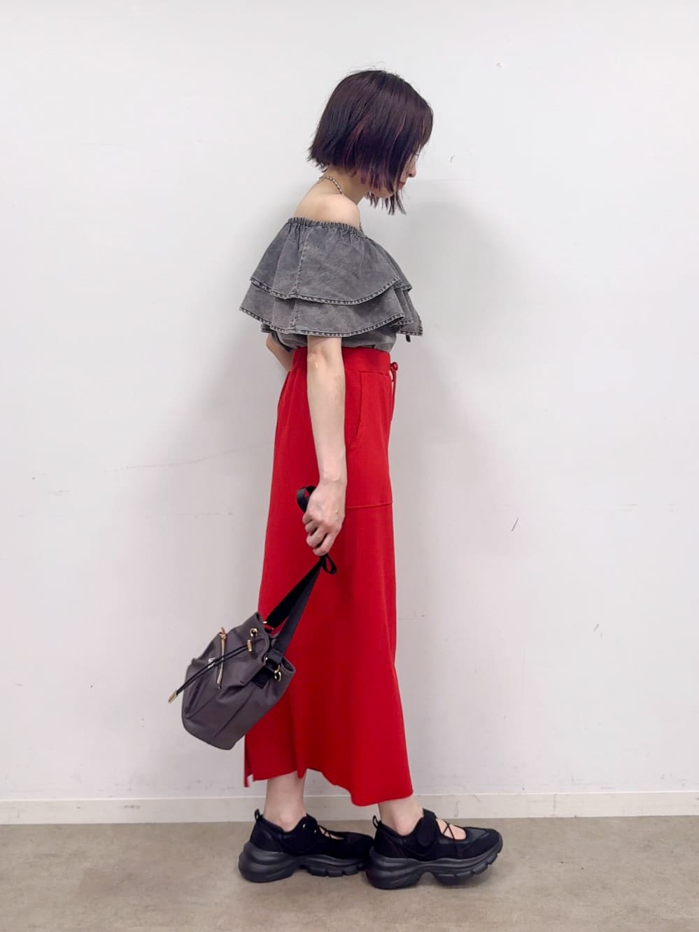 𝐜𝐡𝐢𝐤𝐚さんの「SHOO･LA･RUE｜【セットアップ可/前後2WAY/オフショル2WAY】着こなしを楽しめる デニムフリルブラウス」を使ったコーディネート
