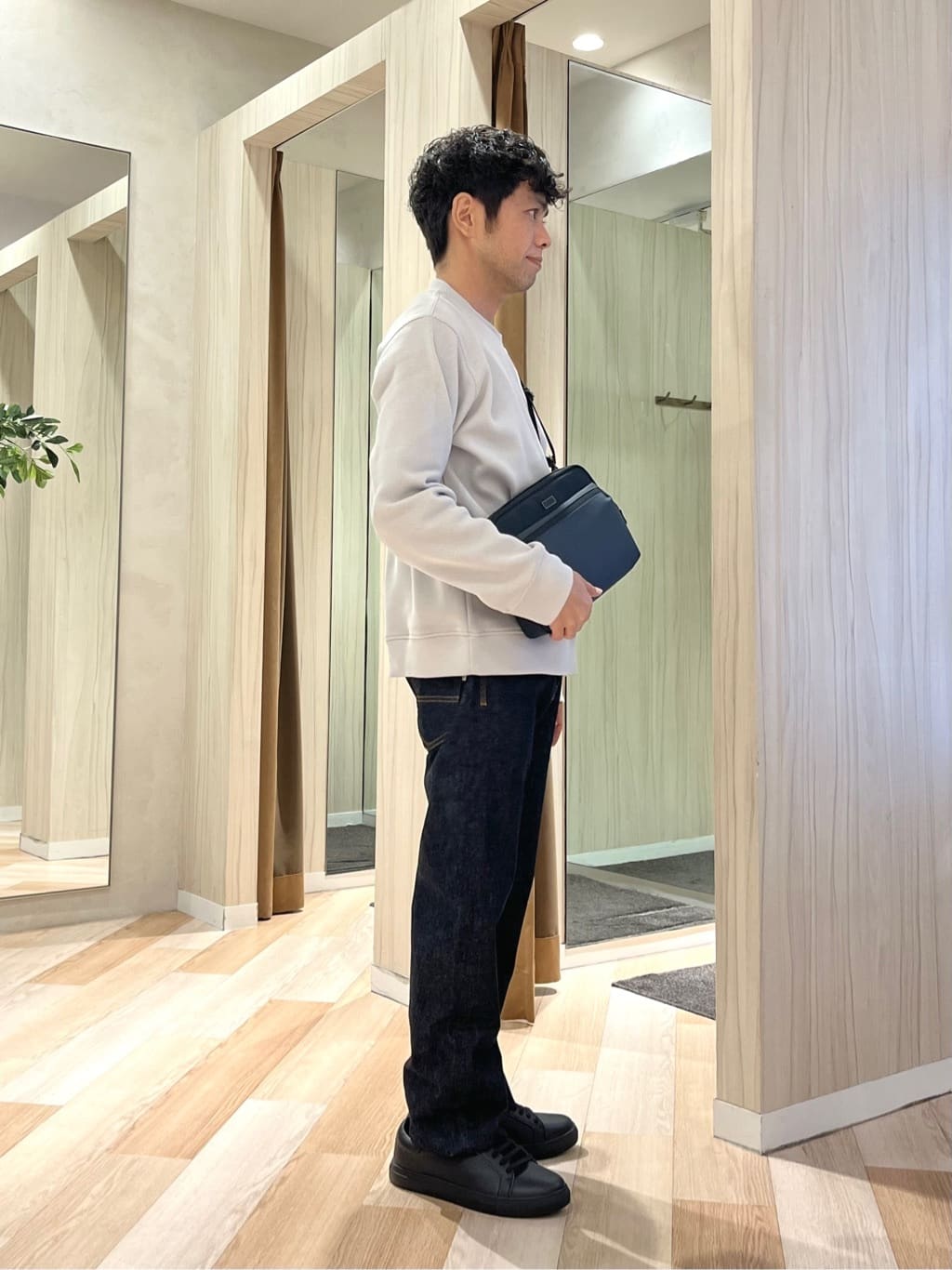 URAさんの「TAKEO KIKUCHI｜【尾州織】クルーネック カットソー」を使ったコーディネート