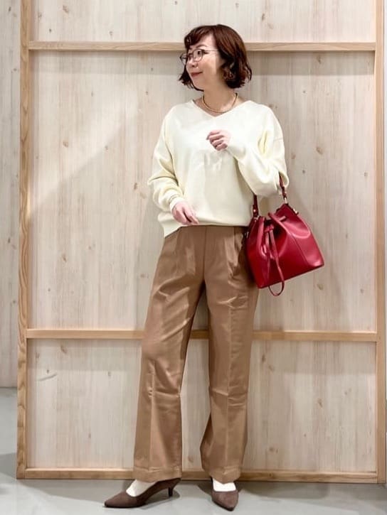 nakoさんの「THE SHOP TK｜【すっきりシルエットが叶う】大人のためのVネックニット/毛玉になりにくい/静電気防止/洗濯機OK」を使ったコーディネート