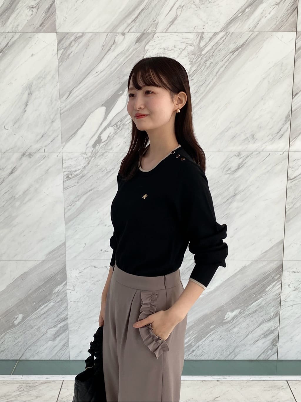 みさかさんの「index｜ゴールドパーツ付きバイカラークルーネックニット【洗濯機OK】」を使ったコーディネート