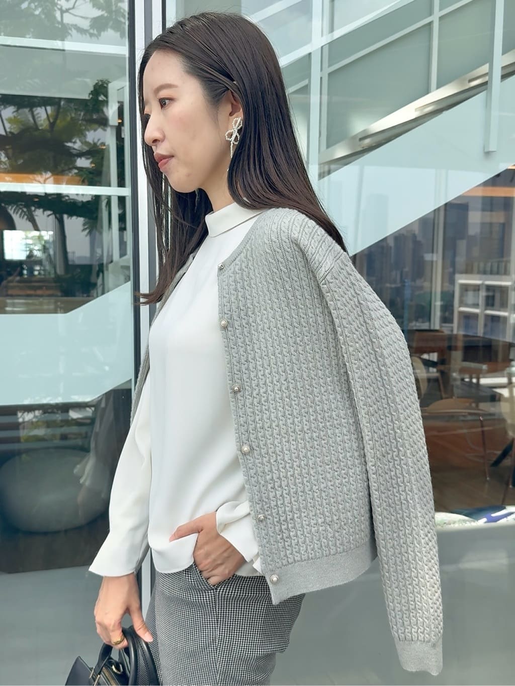 teiさんの「Couture brooch｜【大人可愛い・通勤】ロールカラーバックリボンブラウス」を使ったコーディネート