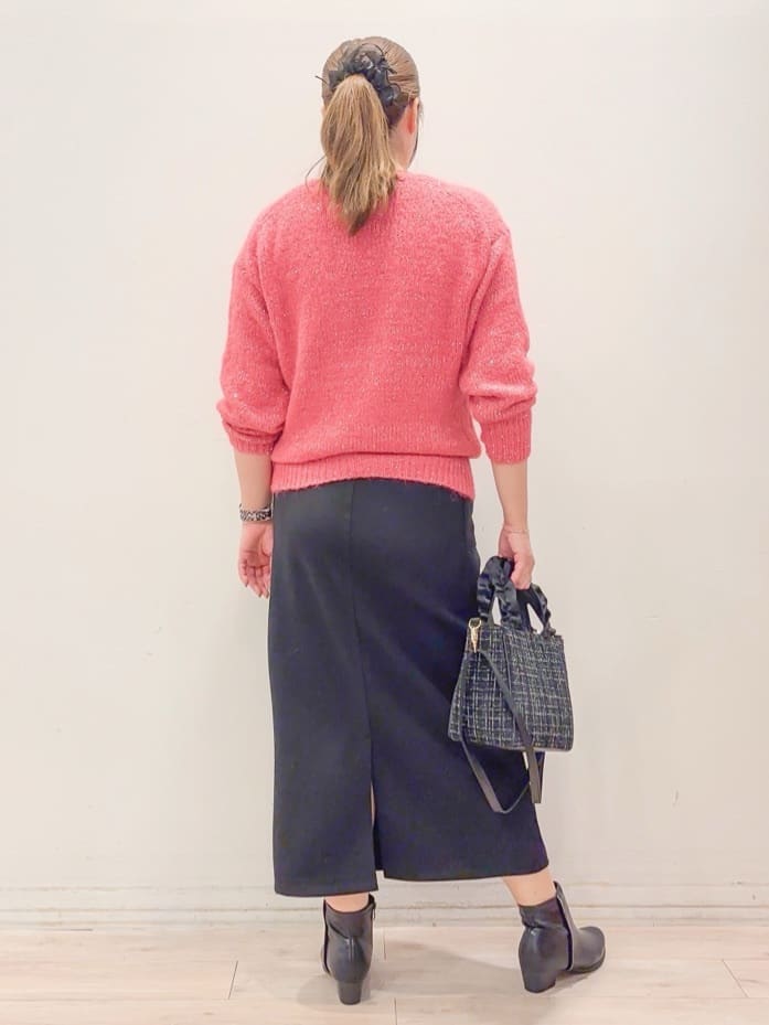 naoさんの「SHOO･LA･RUE｜【洗濯機可/S-LL】上品にキラリと華やぐ スパンコールニット」を使ったコーディネート