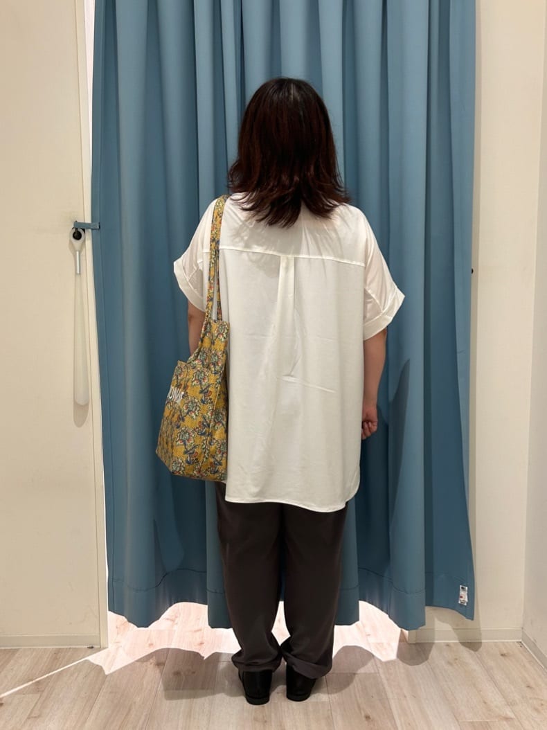 くーさんの「SHOO･LA･RUE｜【S-LL】さらりとしたタッチが上品見え ワンボタンデザイン トップス」を使ったコーディネート